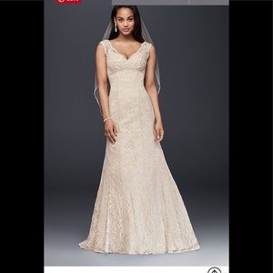 NWT Never Worn Wedding Dress Size 14 Free extras!